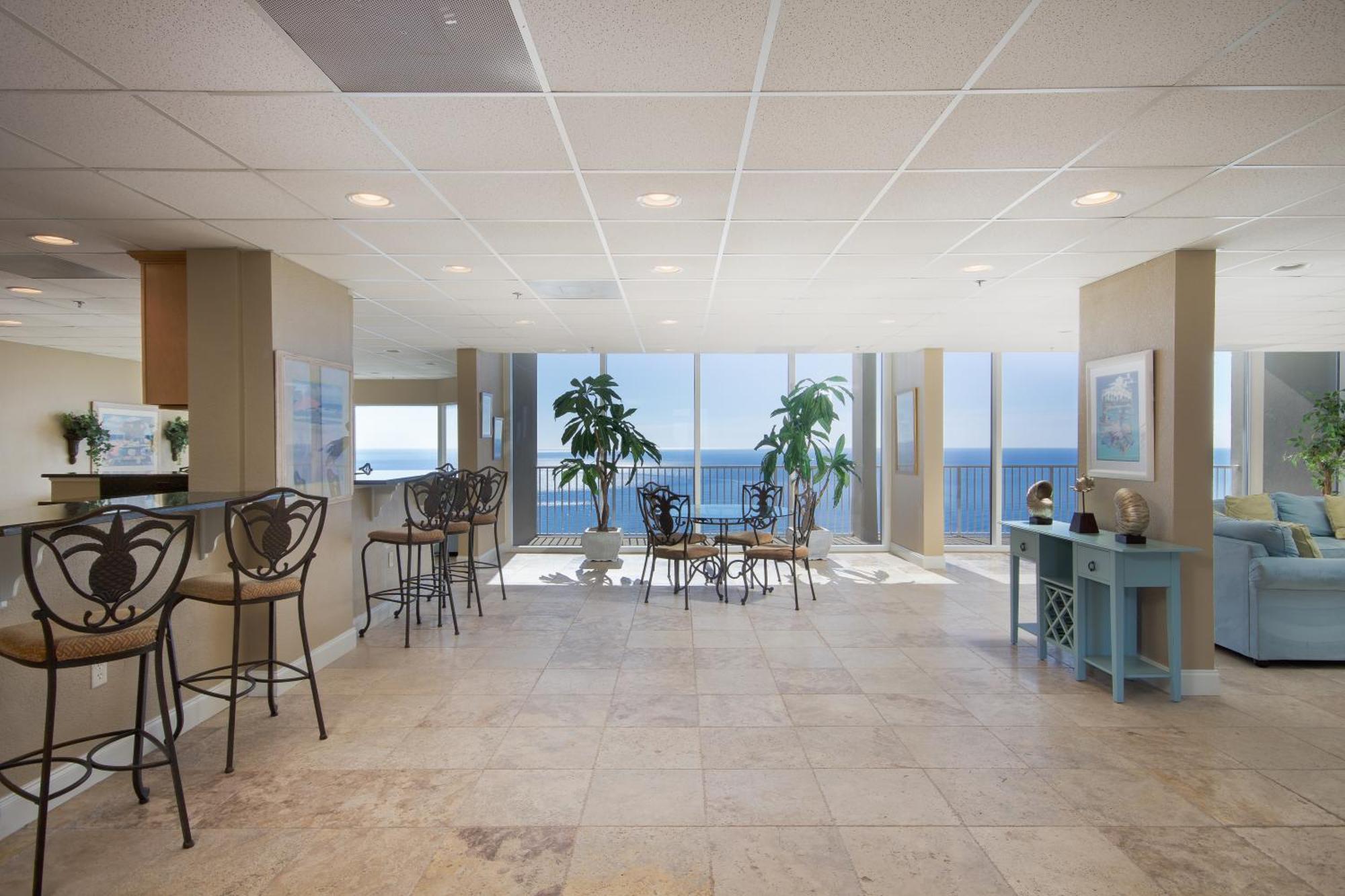 Corner Unit! To Ocean Views! Close To Pier Park! Holiday home